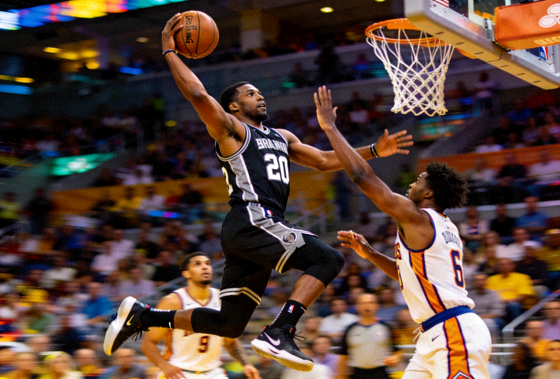NBA 篮球比赛中球员突破上篮的瞬间